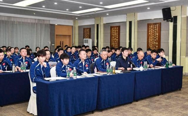 国乒成都封闭集训备战伦敦世乒赛 林诗栋未坐首
