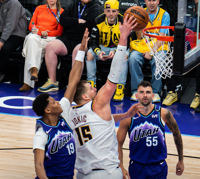 约基奇三双助掘金大胜爵士 创造历史纪录