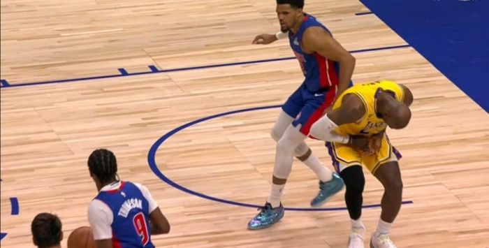 詹姆斯手指伤势未愈湖人客场告负九连胜终结